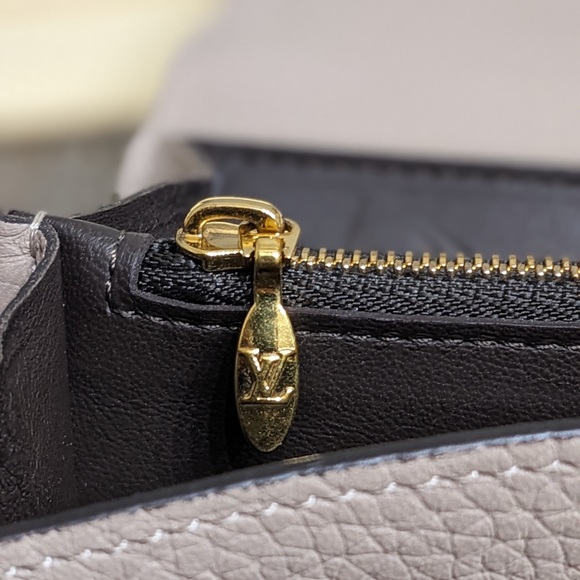 LOUIS VUITTON Capucines Wallet w/ Dust Sleeve - Picture 6 of 9